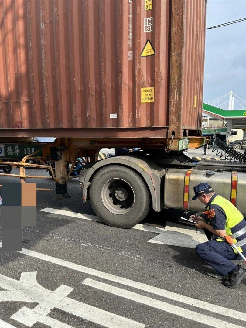 永康中正北路今早7點多發生一起死亡車禍，75歲黃姓老翁遭貨櫃車擦撞後，卡在大貨車輪下慘死。（圖／讀者提供）