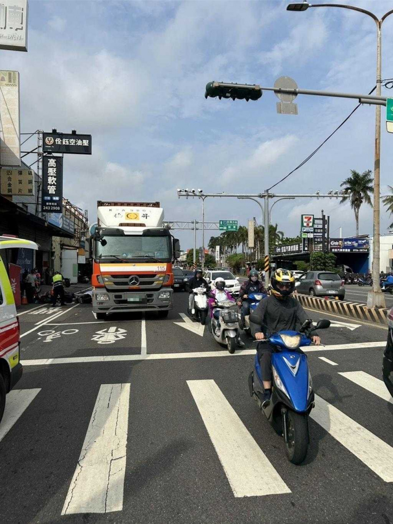 永康中正北路今早7點多發生一起死亡車禍，75歲黃姓老翁遭貨櫃車擦撞後，卡在大貨車輪下慘死。（圖／讀者提供）