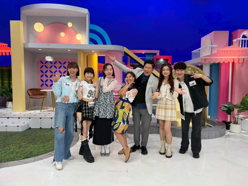 李芷霖、小慧、小賴、李懿，日前一同錄影曾國城和巴鈺主持的《女王大人》。（圖／緯來提供）
