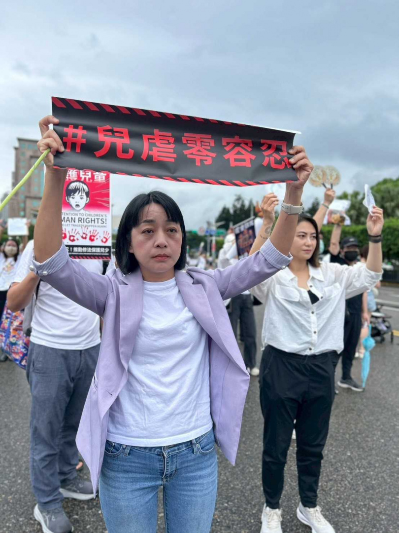 關心男童剴剴虐死案的民眾,10日下午在凱道舉行「終結兒虐,陪你長大」陳情活動,時代力量黨主席王婉諭也至現場聲援。(圖/王婉諭辦公室提供)