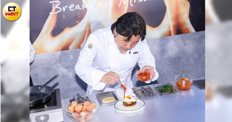 愛德華·李現場製作韓式拌飯米堡。（圖／焦正德攝）