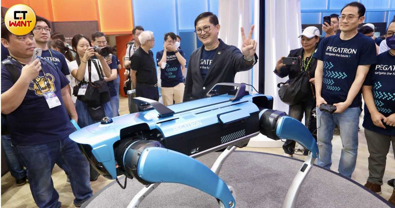 和碩董事長童子賢介紹他們新出的機器狗，可用於救災。（圖／方萬民攝）