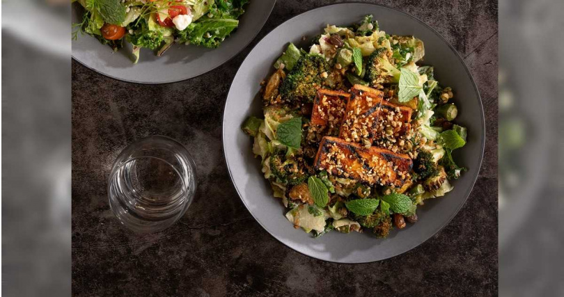 SALT&STONE南港限定菜色「香料芝麻豆腐沙拉」。（圖／開展餐飲集團提供）