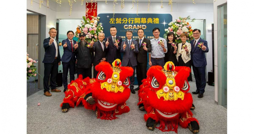 中信銀行左營分行今日正式開幕,逾50名貴賓參與開幕典禮,透過實體據點深耕經營,落實普惠金融,提供創新、便利的一站式金融服務予在地居民(圖/中信銀行提供)。