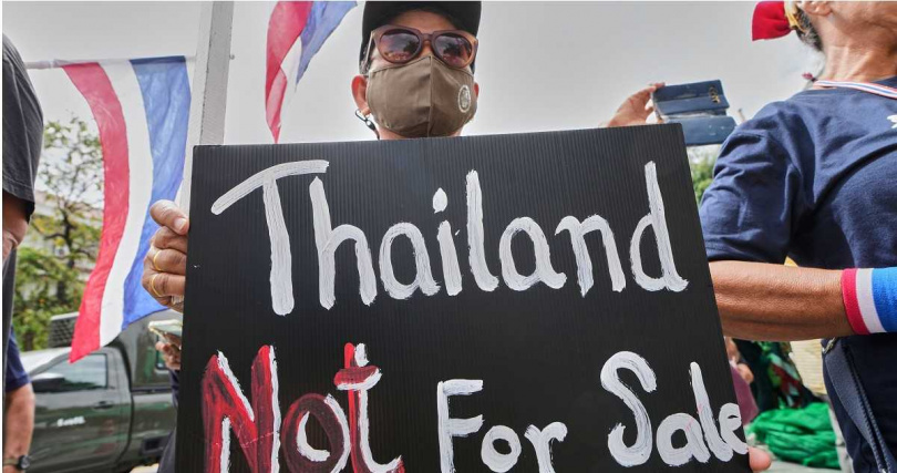 抗議民眾高舉泰國國旗與反對標語，呼籲政府守護主權。（圖／達志／美聯社）