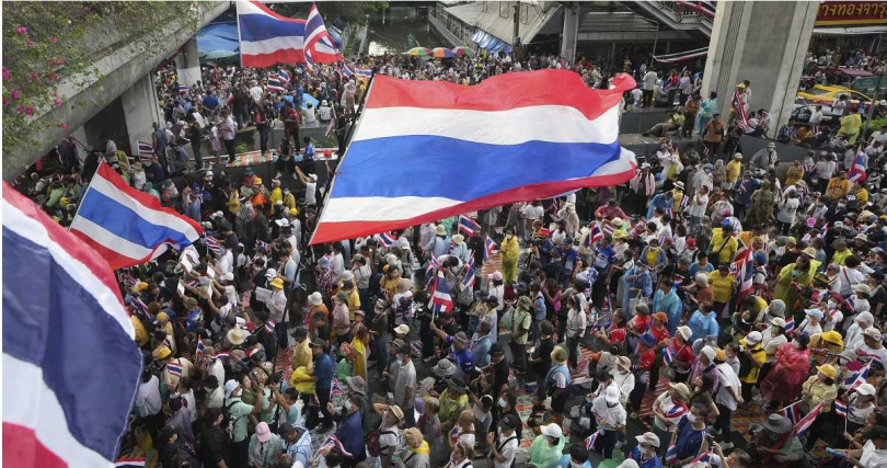 抗議民眾高舉泰國國旗與反對標語，呼籲政府守護主權。（圖／達志／美聯社）