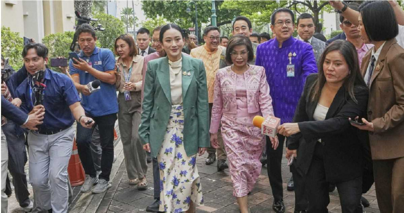 貝東塔從容步入憲法法院，身邊大批媒體與警力隨行，場面緊張。（圖／達志／美聯社）