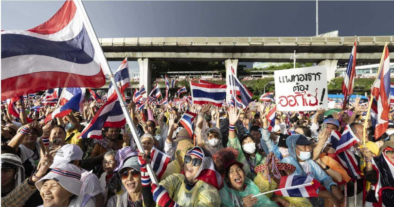 抗議民眾高舉泰國國旗與反對標語，呼籲政府守護主權。（圖／達志／美聯社）