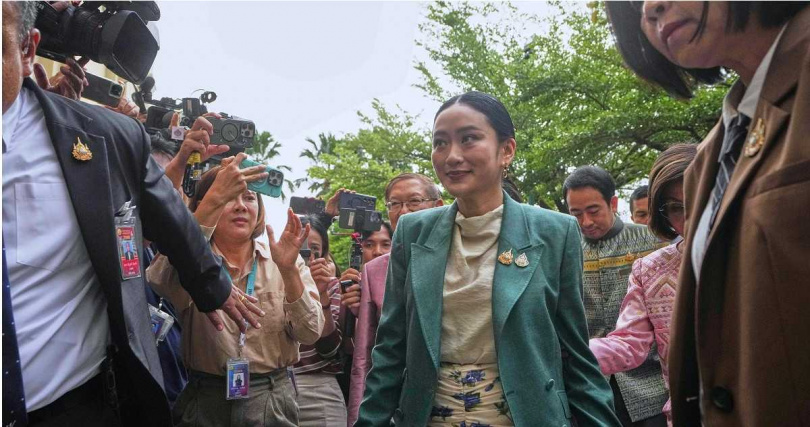 貝東塔從容步入憲法法院，身邊大批媒體與警力隨行，場面緊張。（圖／達志／美聯社）