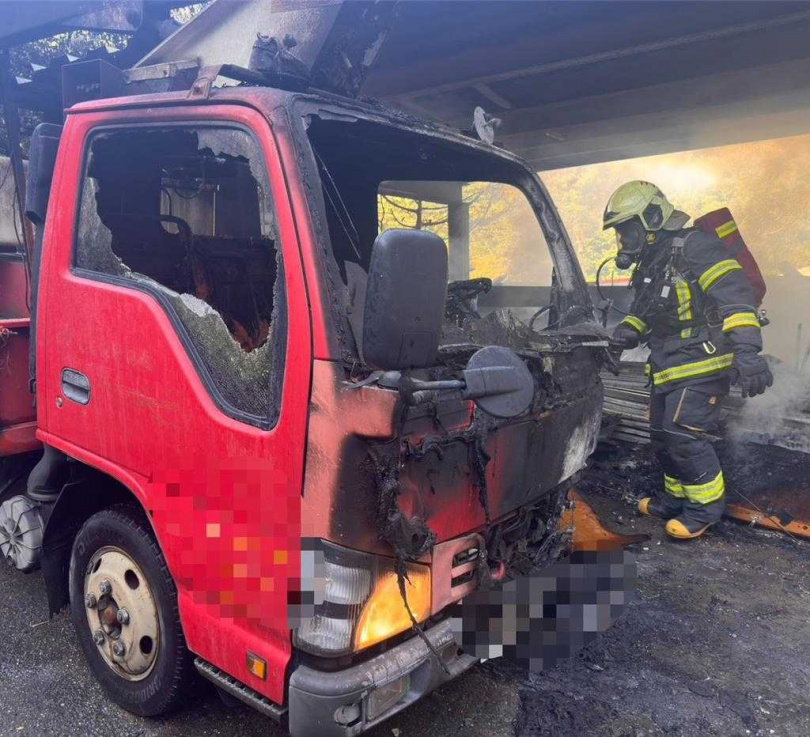 消防員抵達時，火勢已燒及汽車。（圖／新北市蘆洲警分局提供）