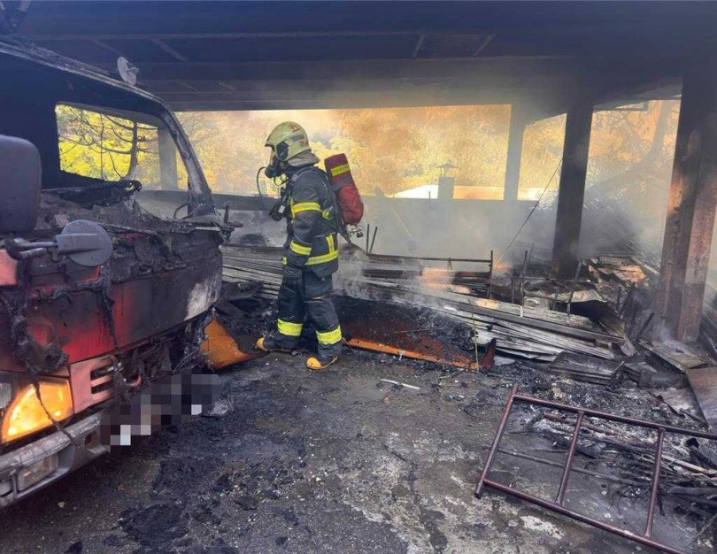 所幸倉庫內無人，消防員馬上控制火勢撲滅。（圖／新北市蘆洲警分局提供）