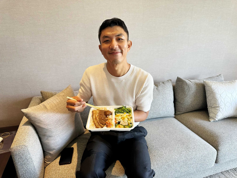 萬洛隆甘迦鍾愛台灣在地美食,抵台成功吃到焢肉便當,直呼超好吃。(圖/牽猴子提供)