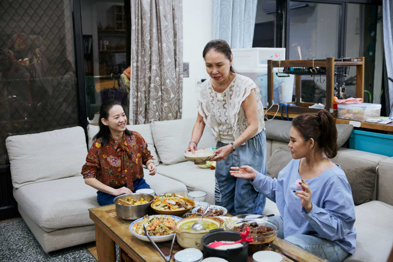 曾寶儀到謝依霖家作客。（圖／三立、MyVideo提供）