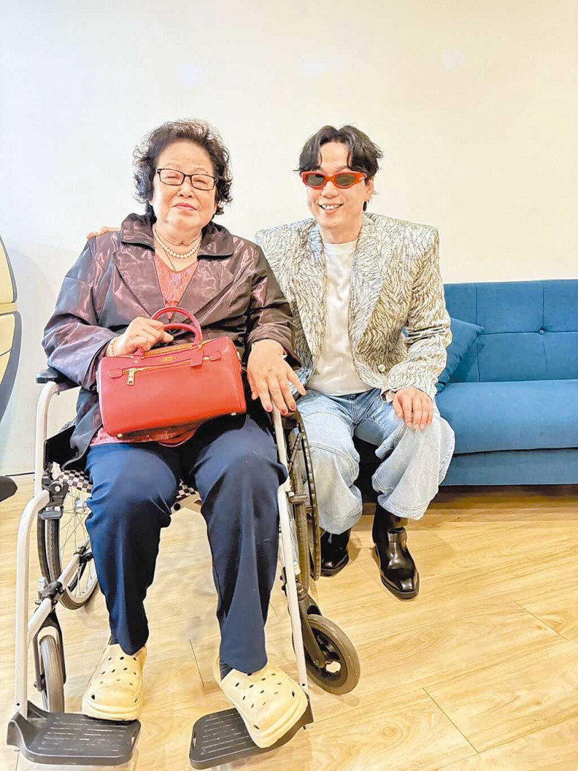 蕭煌奇(右)為了孝敬母親,存錢買房給媽媽住。(圖/蕭煌奇提供)