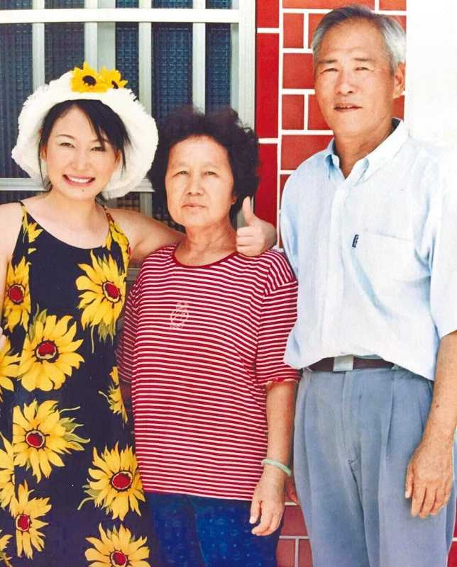 張秀卿（左）透露這次舉辦個唱，不僅是為為自己圓夢，也是完成9年前過世，一路支持自己歌唱事業的母親（中）遺願。（圖／報系資料照）