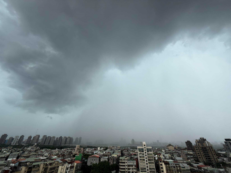 前氣象局長鄭明典分享照片，只見台北市區上空出現明顯的雨瀑。（圖／翻攝自鄭明典臉書）