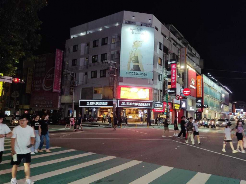 交通局於逢甲商圈人潮文華路與福星路、福星路與逢甲路等2路口完成「行人專用號誌時相」布建工程。（圖／台中市府交通局提供）