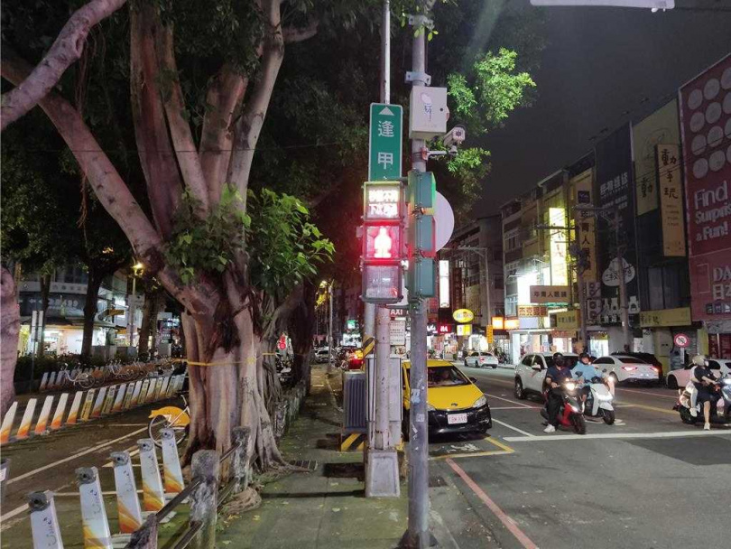 交通局於逢甲商圈人潮文華路與福星路、福星路與逢甲路等2路口完成「行人專用號誌時相」布建工程。（圖／台中市府交通局提供）