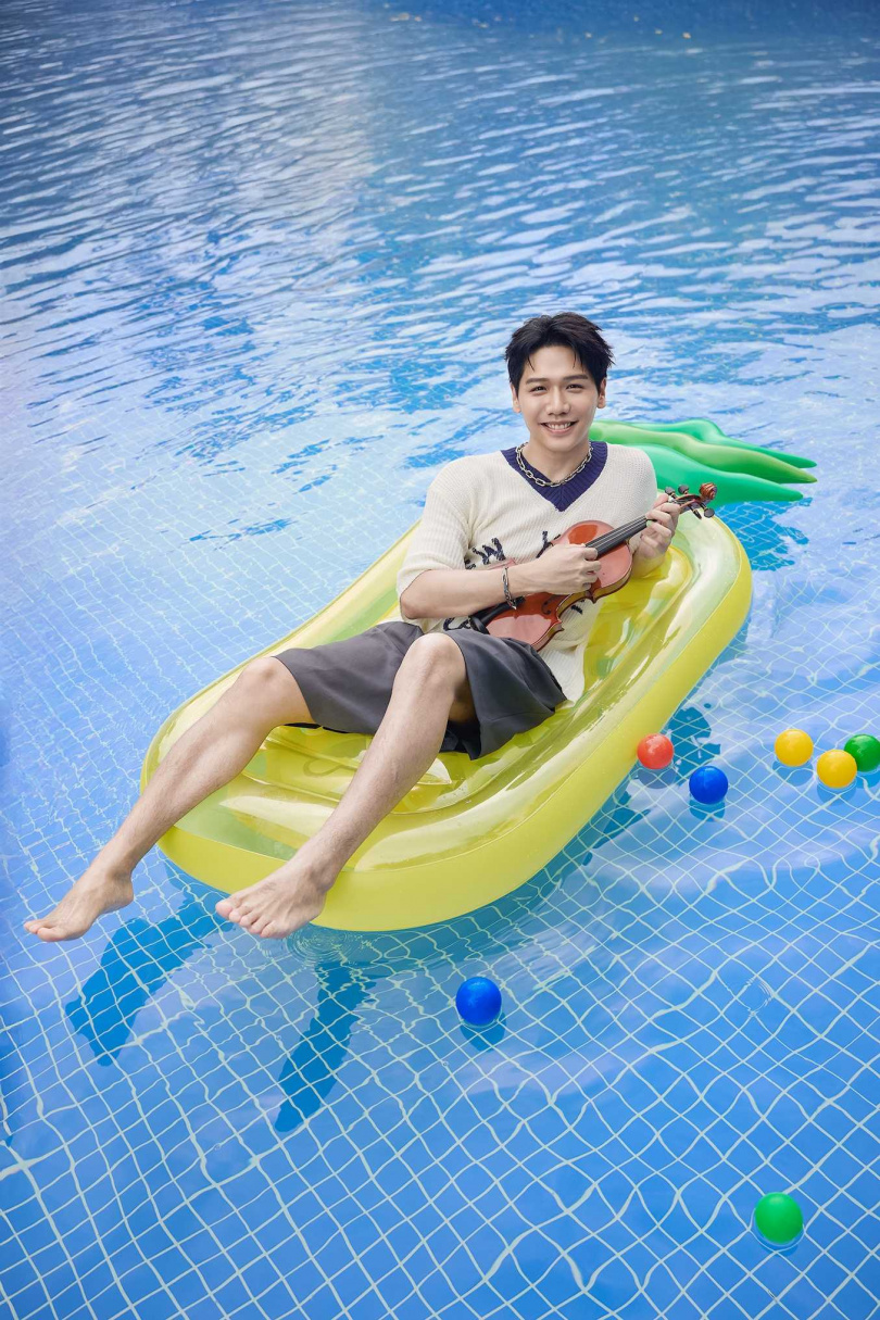 蔡旻佑透露拍攝時人躺在鳳梨造型的游泳圈一點都不輕鬆。(圖/人見人愛娛樂提供)