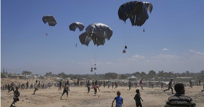 民眾拿空投物資。