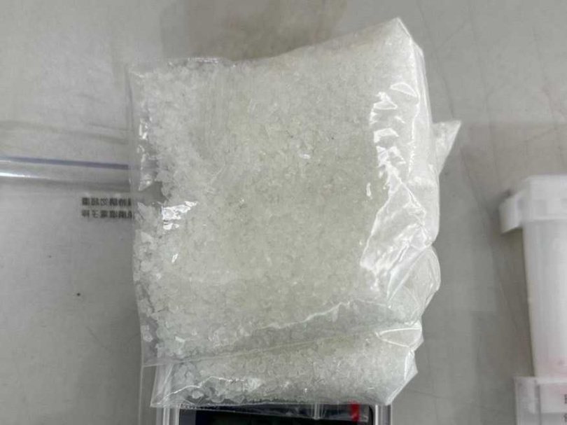 警方查扣毒證，其中兩包愷他命純度破表，一度讓員警誤認成鹽。（圖／翻攝畫面）