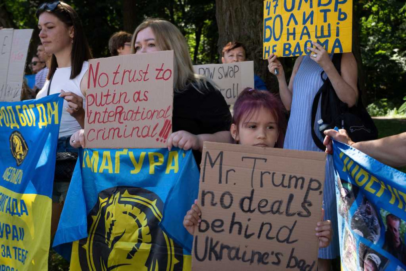 部分家庭與人權團體在美國大使館外舉行集會，高舉「不交換領土，只交換戰俘」標語。（圖／達志／路透社）