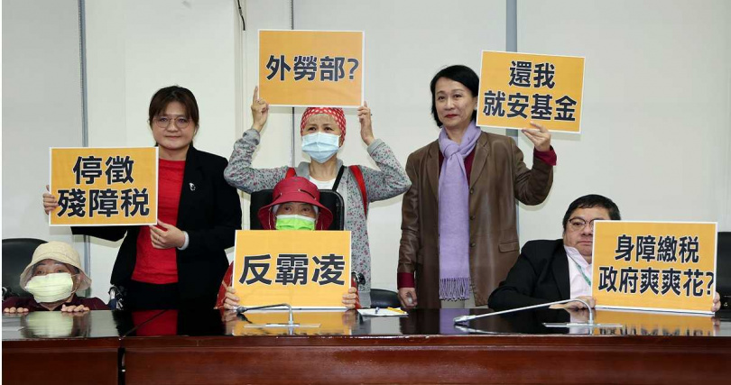 國內長者照顧逐漸形成「本土長照機構」對上「外籍看護」，雙方支持陣營壁壘分明，主管機關也未能統合，人力不足、無法彈性符合被照顧者需求，成為長照制度的隱憂（圖/報系資料照）