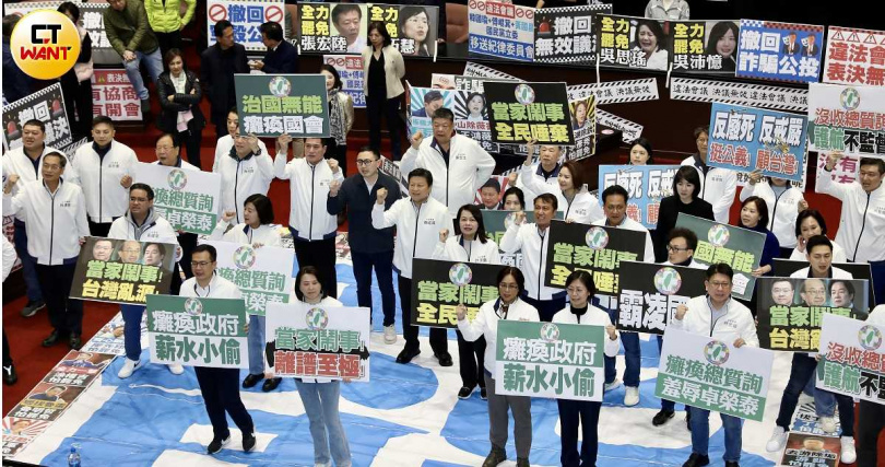 朝野政治角力對於長照制度走向也產生關鍵性影響，張姮燕提出彈性長照資源整合方案彈性長照資源整合方案的構想，盼望朝野能支持由家庭自由選擇最適合的長照方案，讓長照制度更貼近「以人為本、彈性自主、預防優先」的目標。圖為立院審查法案時朝野對峙場面。（圖/方萬民攝）