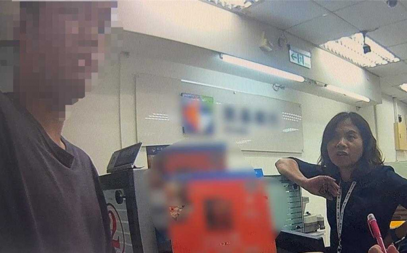 凱基銀行行員（右）與到場警員對陳男（左）說明詐騙集團手法，請陳男停止匯款。（圖／民眾提供）