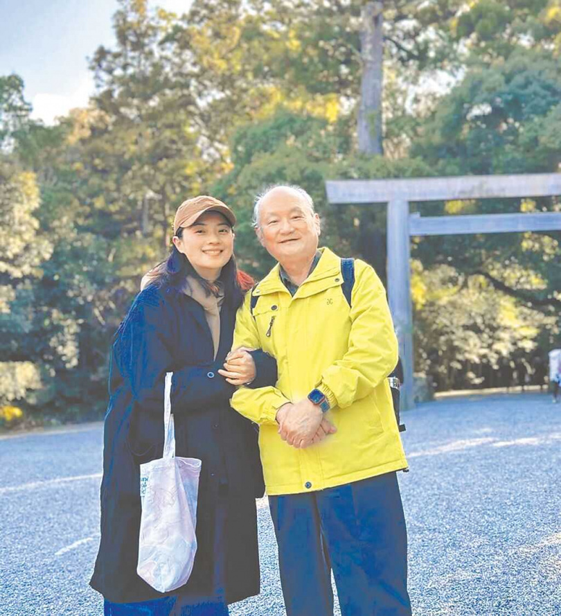 高伊玲(左)和父親感情好,也相當聽父親的話。(圖/高伊玲提供)