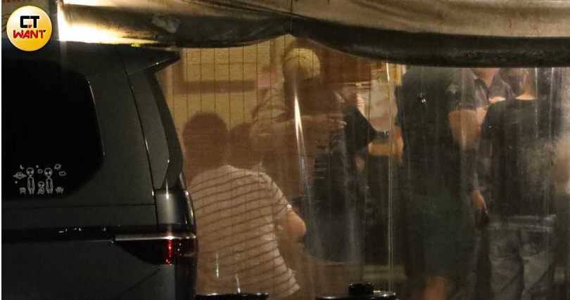 温嵐一進店內便與賴雅妍熱情相擁，姐妹感情相當不錯。（圖／本刊攝影組）