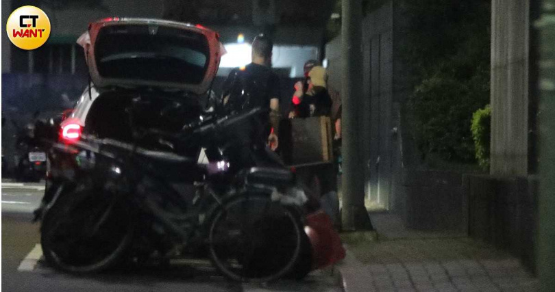 經紀人送温嵐送回住處，到達後還特地從後車廂拿出一袋物品交給温嵐。（圖／本刊攝影組）