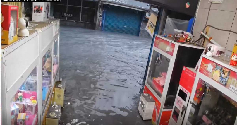 花花在光復經營一間小吃店兼娃娃機店，9月23日當時可見滾滾洪水從馬路一路衝進店內。（圖／民眾提供）