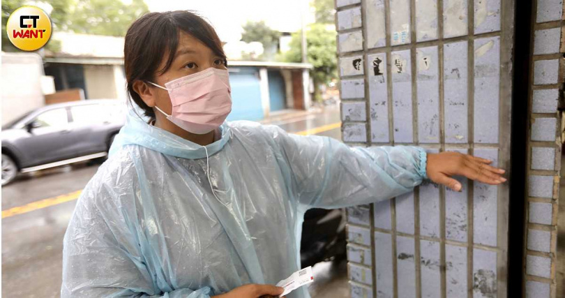 花花指著牆上的高度表示，當時的水淹到這麼高，店面損失慘重，卻被房東趕出拒租，對方甚至直接以門牌申請免費電冰箱。（圖／方萬民攝）