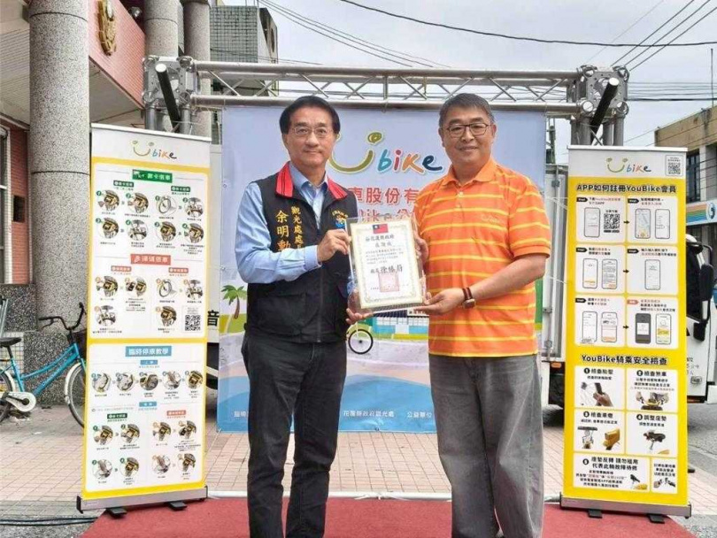 YouBike公共自行車系統今起光復鄉啟用，觀光處長余明勲（左）感謝YouBike公司協理蘇聖雄（右）展現企業社會責任。（圖／花蓮縣府提供）