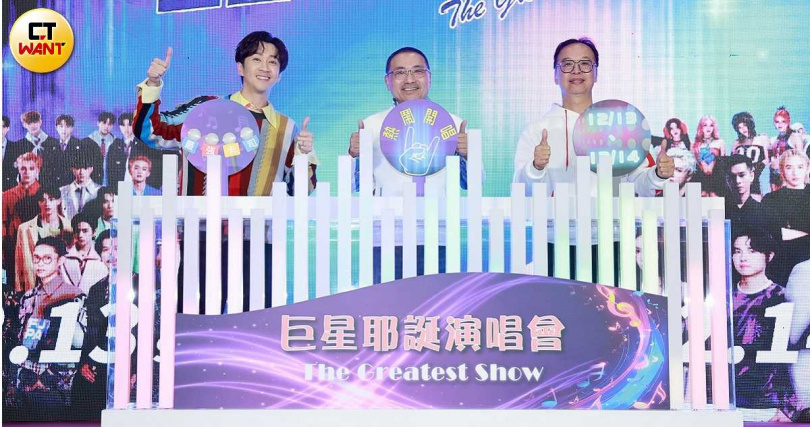 陳漢典（左）向新北市長侯友宜請教婚姻經營之道。（圖／常朝貴攝）