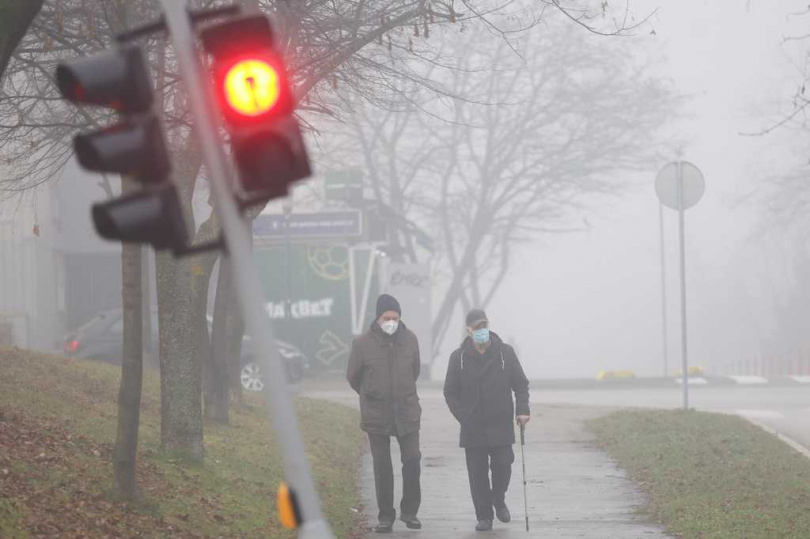 民眾在空氣品質嚴重惡化下戴口罩行走於市中心街頭。