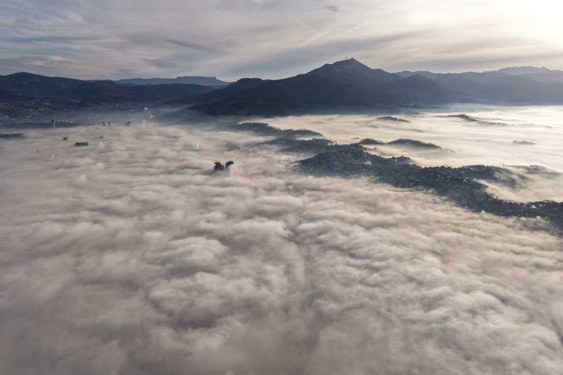 建築物從霧中隱約浮現，顯示出空污情況的嚴重程度。