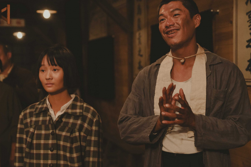 奈良美智特別點名兩場最打動他的戲，方郁婷飾演的阿月（左）看著9m88飾演的姊姊在舞台上又唱又跳的那一刻。（圖／華文創）