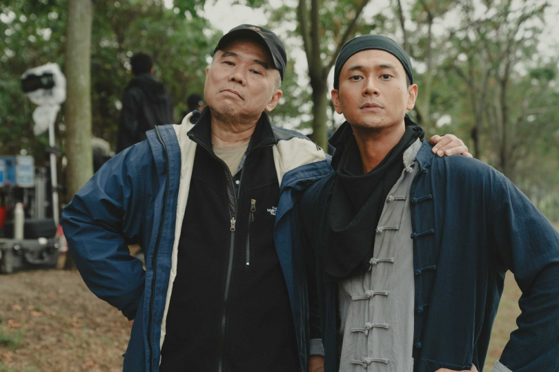 電影《大濛》是劉冠廷（右）繼《消失的情人節》後，再度與陳玉勳導演（左）合作，雖僅有兩場戲，他仍做足功課。（圖／華文創）