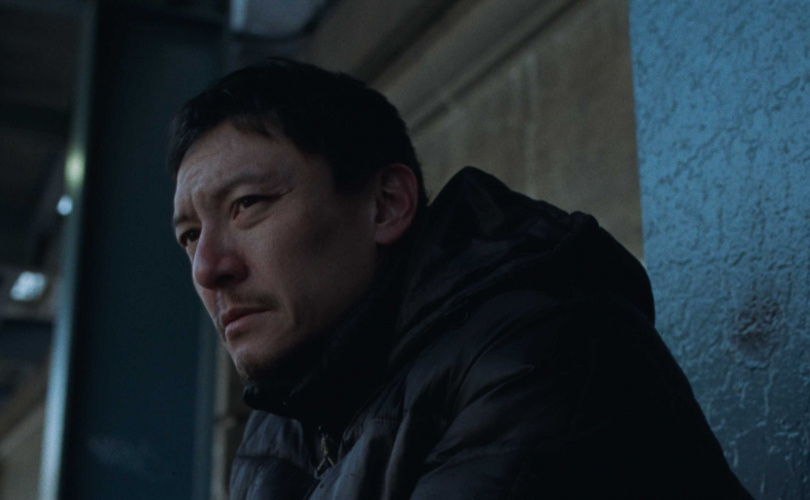 張震以極度內斂而充滿力量的演出，刻畫一位在殘酷現實中無聲掙扎的父親。（圖／甲上娛樂提供）