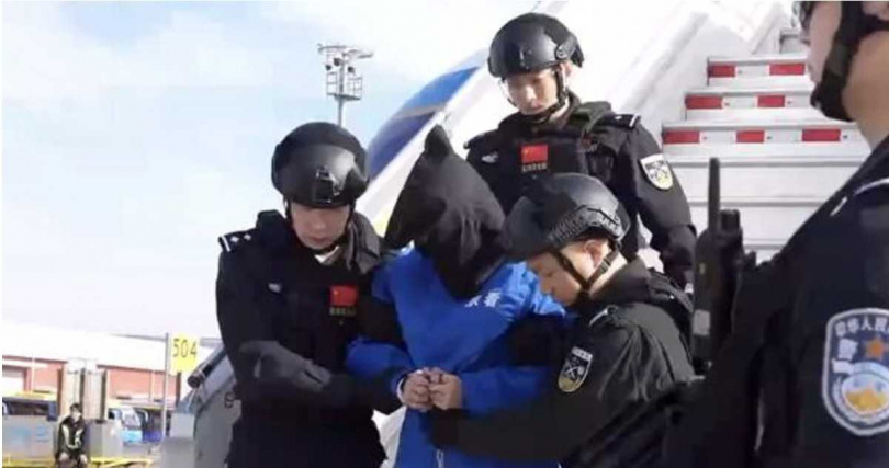 太子集團創辦人陳志自柬埔寨被押解返陸，過程中雙手上銬、頭罩黑布，畫面經央視公開後引發關注。(圖／翻攝自央視）