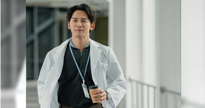 《整形過後》温昇豪飾演的整外神醫竟躺上手術台。(圖/六魚文創)