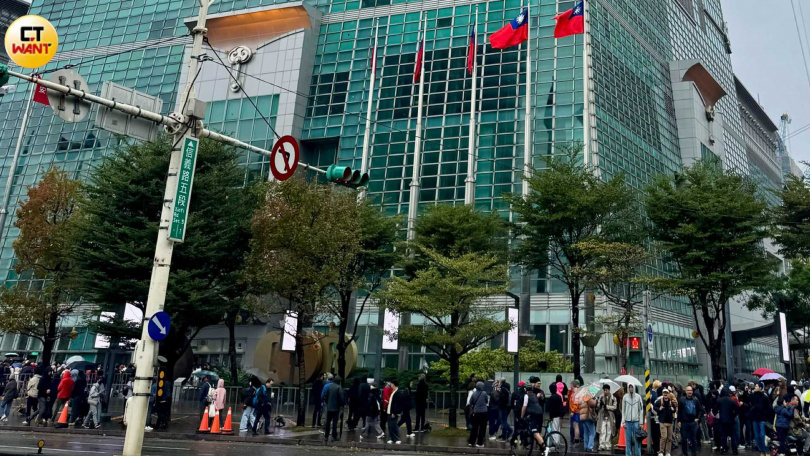 霍諾德(Alex Honnold)原訂將於今日挑戰徒手攀登台北101,因天候狀況不佳,Netflix宣布活動延期一天,讓一早到場的粉絲相當失望。(圖/方萬民攝)