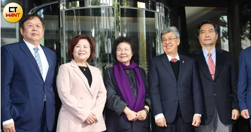 曾任勞委會主委的陳菊(左3)對勞工與人權事務著墨甚深。(圖/CTWANT攝影組)