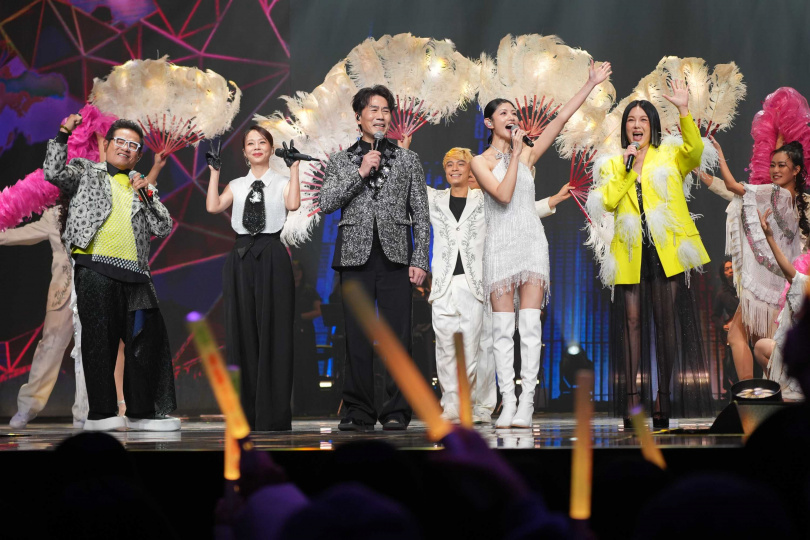 李千娜（右2）演唱〈心花開〉等畫面也確定全數刪除。（圖／文總提供）