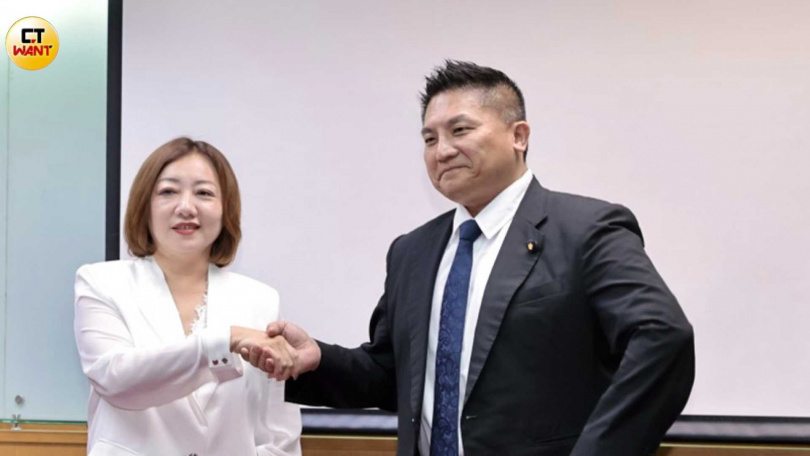 民眾黨前立委陳琬惠（左起）向勝出的立委吳宗憲表達祝福。（圖／黃耀徵攝）