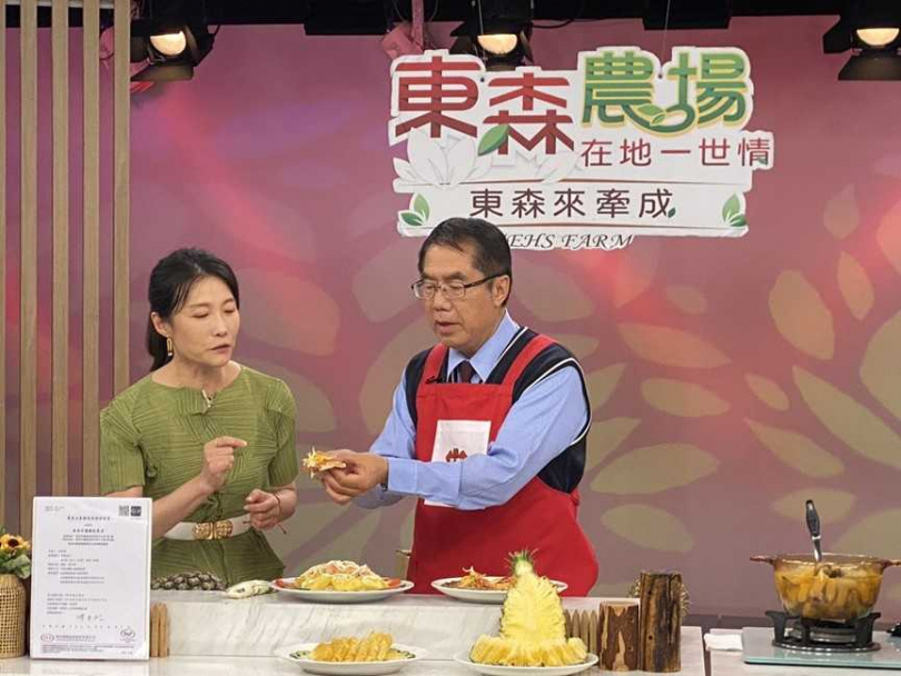 台南市長黃偉哲（右）促銷鳳梨時自個大嗑起來。（圖／翻攝自台南市政府媒體群組）