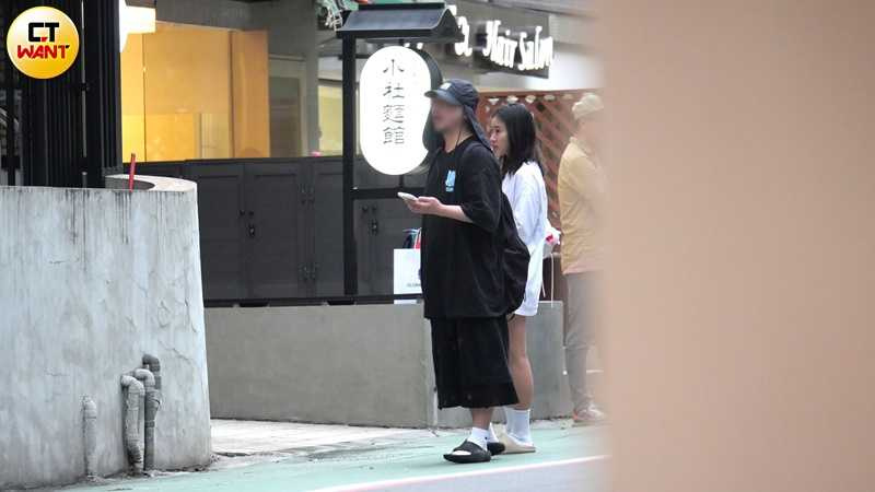沒多久一名身穿全黑的男子前來與少少會合，兩人進入麵店用餐，互動熟稔。（圖／本刊攝影組）