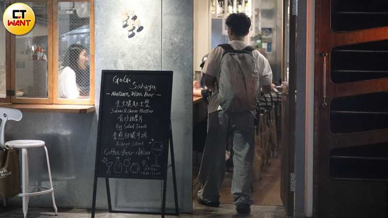 晚間7點多，用過餐的少少獨自到在男子開的日式酒屋一隅等待，正牌的攝影師男友沒多久就抵達與她會合。（圖／本刊攝影組）